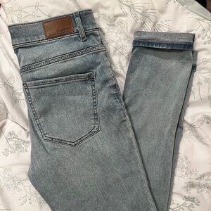 LIGHT WASH JEANS
